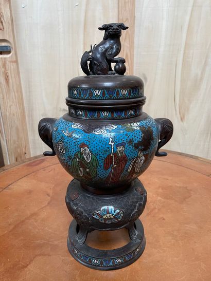 null JAPAN 19th century

Bronze and cloisonné enamel perfume burner decorated with...