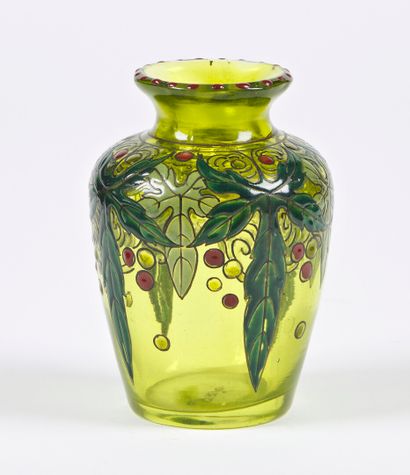 null Emile GALLE (1846-1904)

Small vase with a flared neck in green tinted glass...