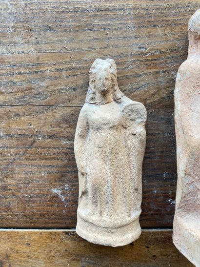 null Probably TANAGRA 

Two terracotta statuettes. 

Height : 16 to 20 cm. 16 to...