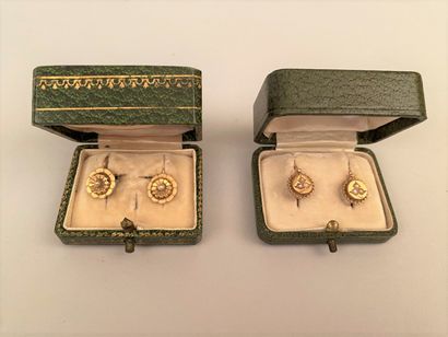 null TWO pairs of dormeuses in yellow gold 750 thousandth, set with small pearls....