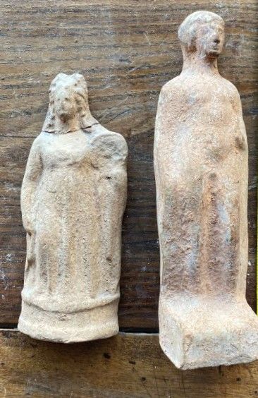 null Probably TANAGRA 

Two terracotta statuettes. 

Height : 16 to 20 cm. 16 to...