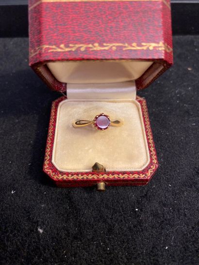 null * BAGUE solitaire en or jaune 18K (750°/oo) millièmes ornée d'une pierre rouge....