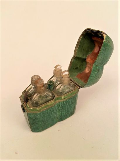 null Green stained shagreen scent case with four crystal bottles.

19th century.

Height...