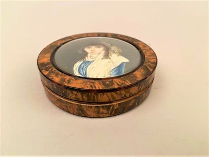 null BOITE ronde en en bois de loupe et écaille à décor d'une miniature figurant...