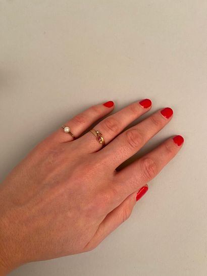 null 18K (750°/oo) yellow gold SET including two rings set with pearls and a red...