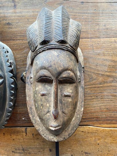 null COTE D'IVOIRE, probablement Baoulé 

Deux masques anthropomorphes en bois exotique.

Haut....