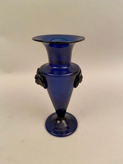 null BORDEAUX

A Cobalt blue blown glass vase, flared form with neck, resting on...
