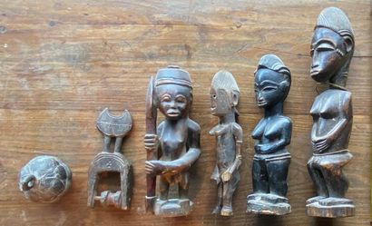 null COTE D'IVOIRE, probablement Baoulé 

Ensemble de quatre statuettes, clochette...