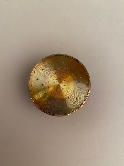 null * Round pill box in vermeil, the lid with guilloche and engraved with a laurel...