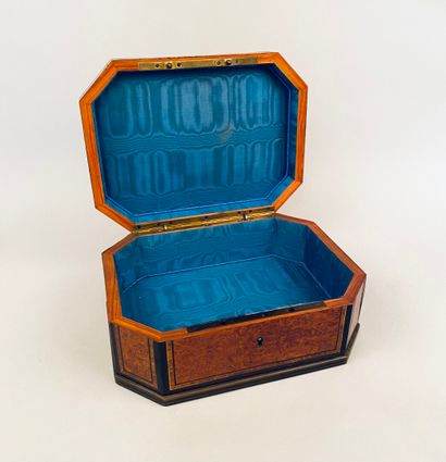 null Octagonal jewelry box in veneered wood inlaid with friezes inlaid with mother-of-pearl...