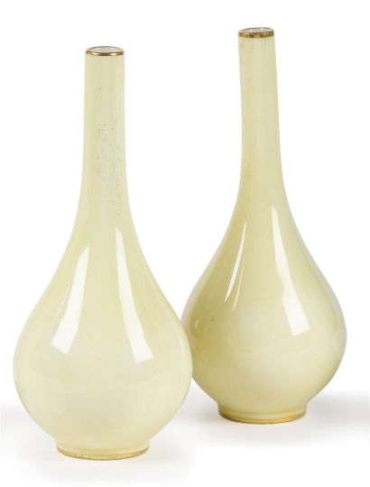 null SEVRES, 1901 

Paire de petits vases à long col en porcelaine émaillée crème,...