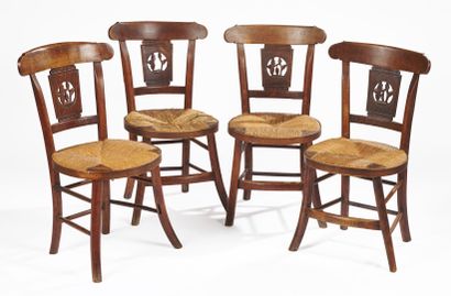 null FOUR CHAIRS with openwork and carved back, the seat with straw. 

Size: 84 x...