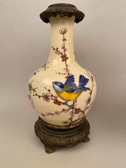 null Dans le goût de Edouard GILLE (1868-1897) 

Paire de vases montés en lampe en...