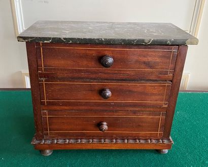 null Veneer chest of drawers opening with three drawers. Grey veined marble top.

19th...