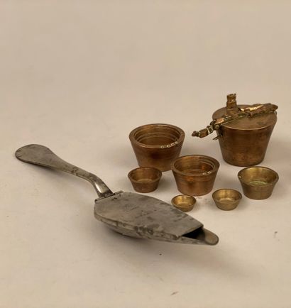 null SET including : 

- Box of brass bucket weights called "CHARLEMAGNE" pile

-...