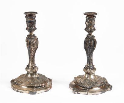 null CHRISTOFLE 

Pair of silver plated torches in the rocaille style. 

H. 26 cm...