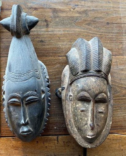 null COTE D'IVOIRE, probablement Baoulé 

Deux masques anthropomorphes en bois exotique.

Haut....