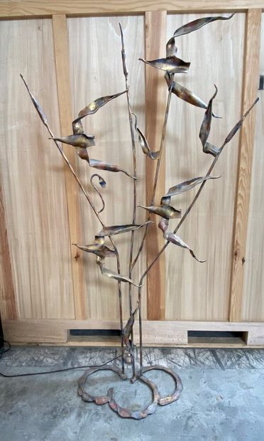 null BELL'ART

Lampadaire sculpture en metal à trois branches et feuilles. 

Haut....