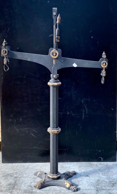 null Balance on feet in cast iron partially gilded. 

Height : 102 cm