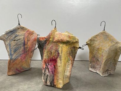 null Ecole contemporaine

Hommes - cintres 

Trois sculptures en papier maché et...