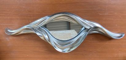 null Miroir en bois sculpté laqué argenté formant un drappé

Long. 88 cm