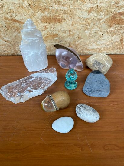 null SET of pebbles and glassware, some signed.