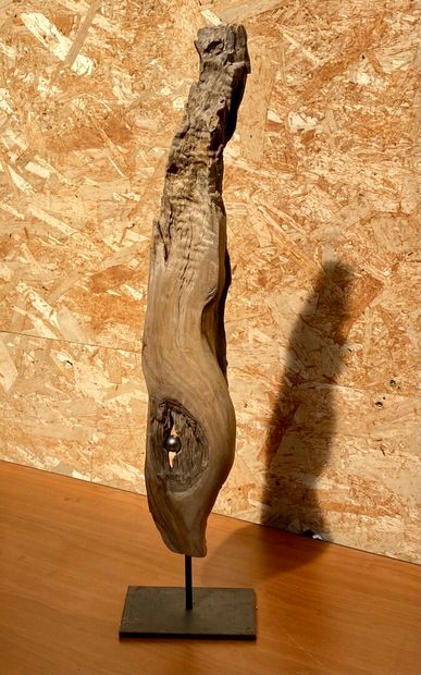 null Alain GUILLOTIN ? 

Sculpture en bois naturel et une bille en inox, sur un socle...