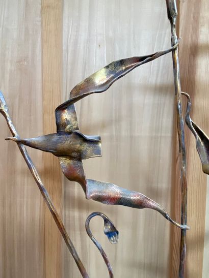 null BELL'ART

Lampadaire sculpture en metal à trois branches et feuilles. 

Haut....