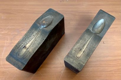 null Two sides of a cast iron spoon mould. 

Height 24,5 cm 



A cast iron mould...