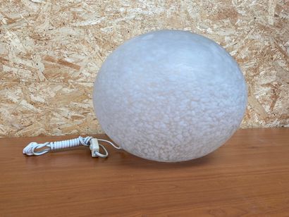 null LAMPE A POSER en verre givré de forme boule. 

Haut. 27 cm