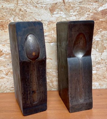 null Two sides of a cast iron spoon mould. 

Height 24,5 cm 



A cast iron mould...
