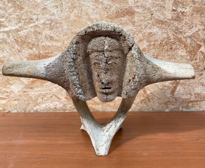 null CONTEMPORARY SCHOOL

Whale vertebra sculpted with a janus. 

Height 38 cm