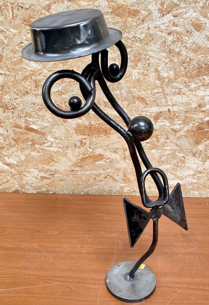null Giovanni SCARCIELLO

Man with hat and bow tie

Proof in iron. 

Height. 55,5...