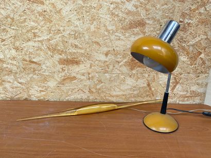 null SET OF TWO LAMPS : 

- Desk lamp from the 70's. Italy. Height: 45 cm 

- Wall...