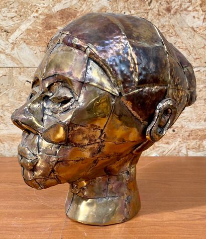 null Maria CATUAGNO (1960)

Head of woman in assembled copper plates. 

Height 26...