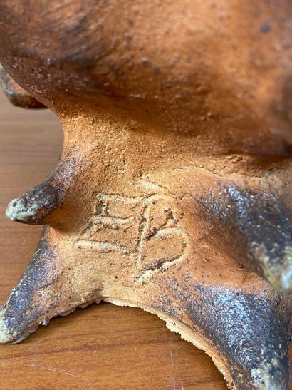 null Emmanuel BUCHET

Dragon skeleton head 

Enamelled terracotta proof. Signed EB...