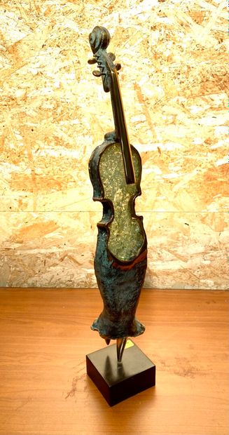 null NOWACZYK

Femme violon

Sculpture en bronze à patine verte et doré et cristaux...