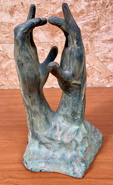 null CONTEMPORARY SCHOOL

Two hands embracing

Proof in bronze with green patina....
