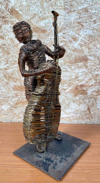 null Maria CATUOGNO (1960)

Le Violoncelliste

Sculpture en metal filigrané, sur...