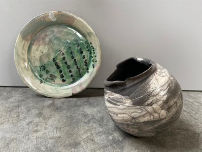null Set including a ceramic plate (diam. 24 cm), a stoneware vase (height 17 cm)...