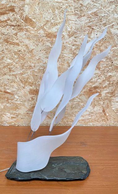 null J. GASTALDO

Kohouta

Lamp-Sculpture representing flames in white plexiglass...