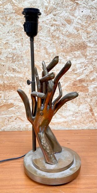 null LOHE

Lampe sculpture en bronze patiné figurant deux mains sur un double socle...