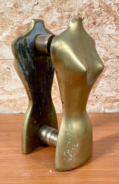 null CONTEMPORARY SCHOOL

Two busts in brass

Height 28,5 cm
