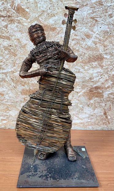 null Maria CATUOGNO (1960)

Le Violoncelliste

Sculpture en metal filigrané, sur...