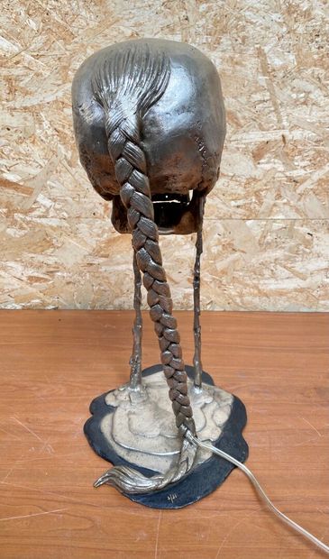 null Christian MAAS 

Lampe- Sculpture figurant une vanité à la natte en bronze argenté....
