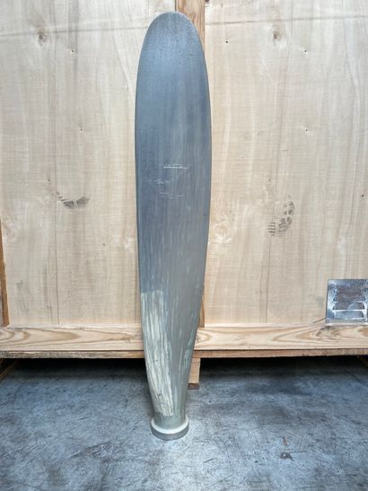 null Airplane blade in chromed steel. 

Height 116 cm 

(wear on one side)