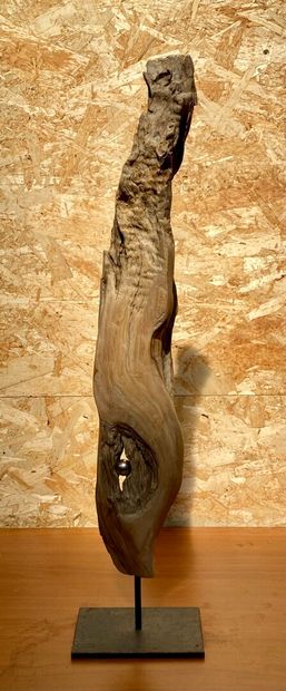 null Alain GUILLOTIN ? 

Sculpture en bois naturel et une bille en inox, sur un socle...