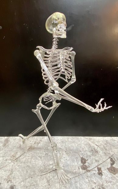 null ECOLE CONTEMPORAINE

Squelette en marche en résine translucide 

Haut. 57 c...