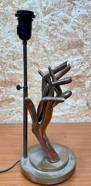 null LOHE

Lampe sculpture en bronze patiné figurant deux mains sur un double socle...