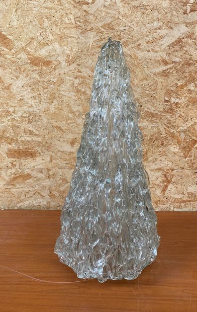 null ECOLE CONTEMPORAINE

Sculpture conique en verre moulé à chaud. Signé en creux...